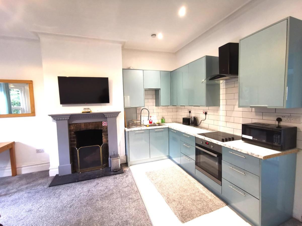 Flat-B, 4 Adults, 20 Mins To Beach, Netflix, Wifi, Sleeps 4 Adults Bournemouth Luaran gambar