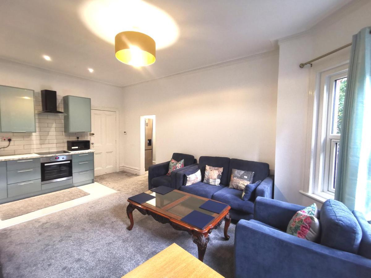 Flat-B, 4 Adults, 20 Mins To Beach, Netflix, Wifi, Sleeps 4 Adults Bournemouth Luaran gambar