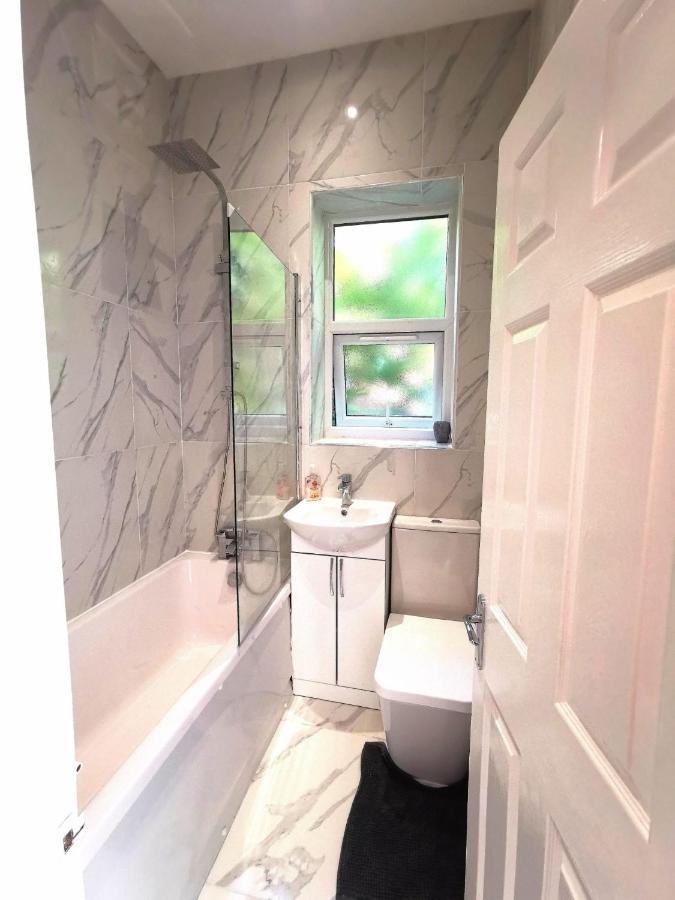 Flat-B, 4 Adults, 20 Mins To Beach, Netflix, Wifi, Sleeps 4 Adults Bournemouth Luaran gambar