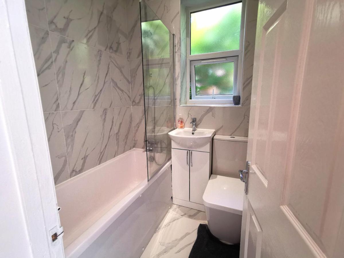 Flat-B, 4 Adults, 20 Mins To Beach, Netflix, Wifi, Sleeps 4 Adults Bournemouth Luaran gambar