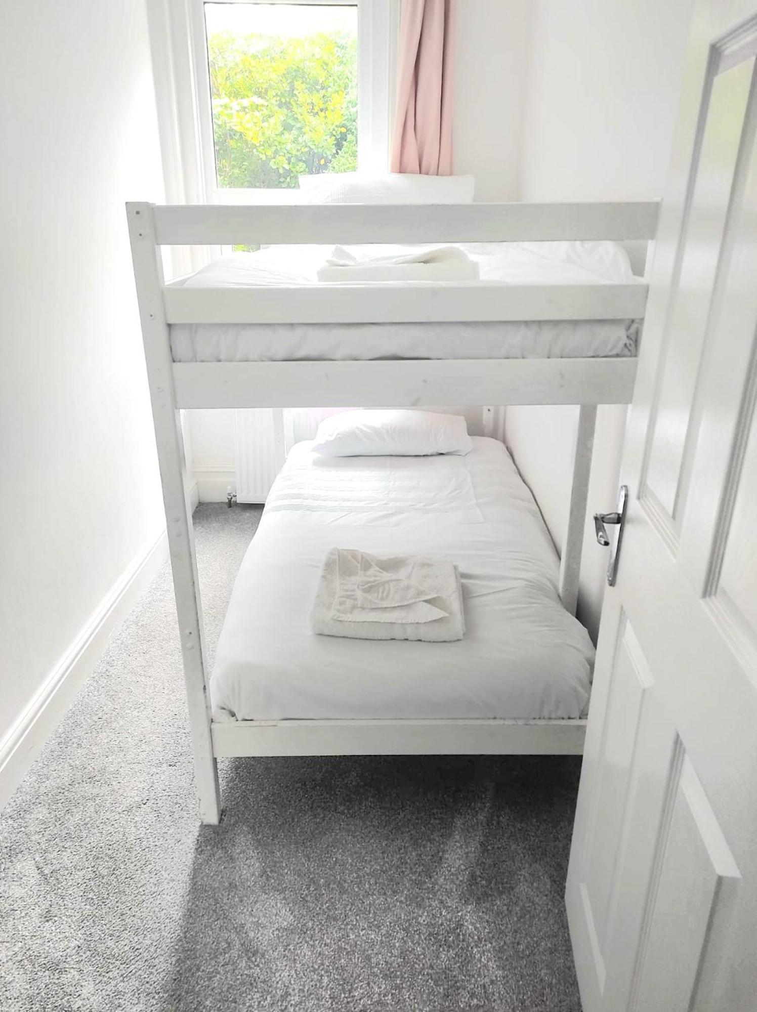 Flat-B, 4 Adults, 20 Mins To Beach, Netflix, Wifi, Sleeps 4 Adults Bournemouth Luaran gambar